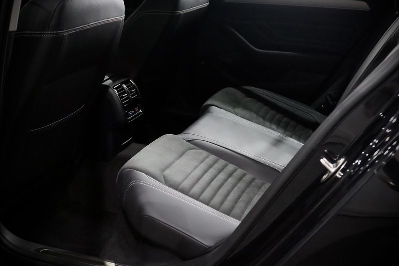 Volkswagen Passat 2.0 TSI 140 kW DSG Elegance - fotka 22 z 47