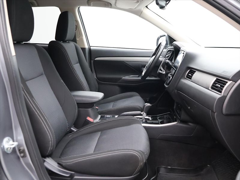 Mitsubishi Outlander 2,0 MIVEC 110kW Intense 4WD - fotka 11 z 34