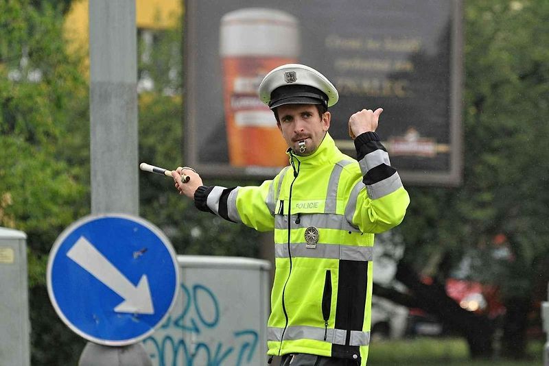 Ilustrační foto. Křižovatka řízená policistou.