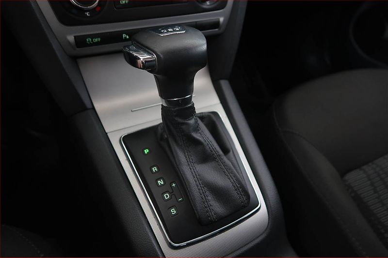 Škoda Octavia (2011) 2.0 TDI, Automat, Navi, Xenony - fotka 13 z 17