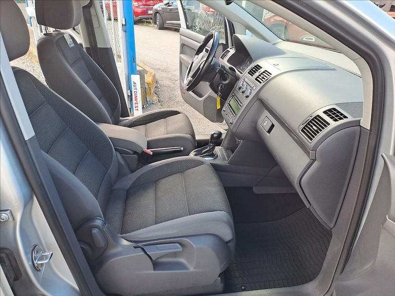 Volkswagen Touran 1,4 i + CNG DSG - fotka 8 z 15