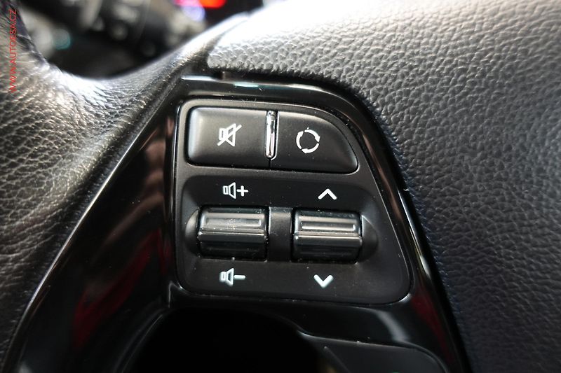 Kia Ceed (2016) 1.6CRDi, Navi, AC - fotka 15 z 23