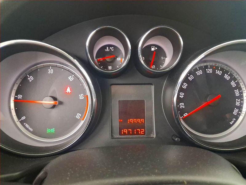 Opel Insignia (2011) 2.0 CDTI, Tempomat - fotka 11 z 16