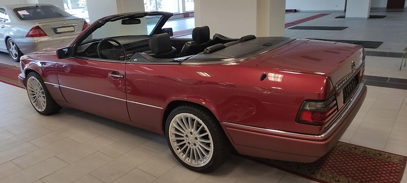 Mercedes-Benz 124 (1994) Cabriolet 300 CE-24 - fotka 4 z 24