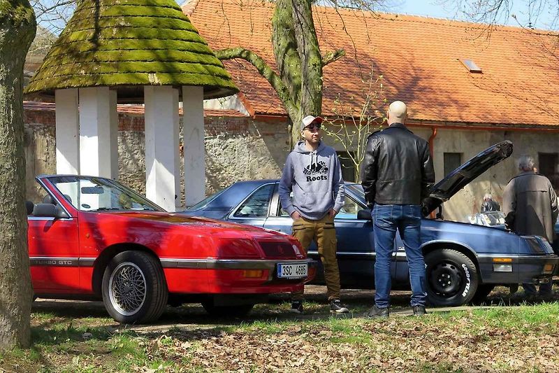 Kulatá světla, blýskající se chromy, brumlavé motory. Majitelům historických skvostů vyšla jejich první letošní projížďka na jedničku.