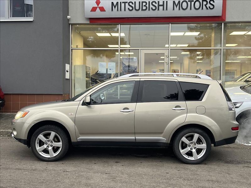 Mitsubishi Outlander 2,0 DI-D  Intense plus 4WD - fotka 8 z 18