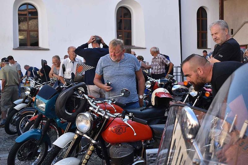 Strakonice si připomněly 105 let od zahájení výroby značky ČZ Sjeli se sem majitelé a obdivovatelé legendárních motocyklů. Na dobu, kdy pro čezetu pracoval, zavzpomínal i náš jediný kosmonaut ve vesmíru Vladimír Remek. A ochotně pózoval na společných sním