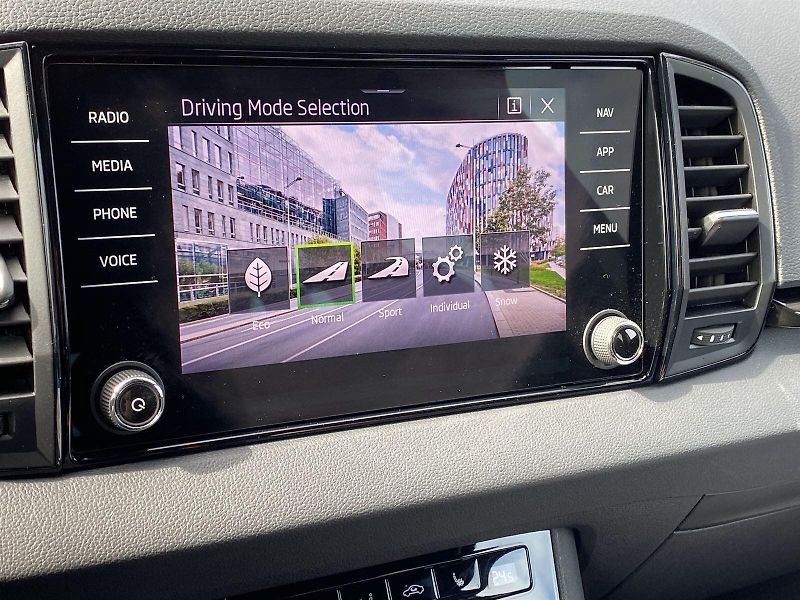 Škoda Karoq (2024) 2.0 TDI 4x4 DSG SportLine - fotka 23 z 36