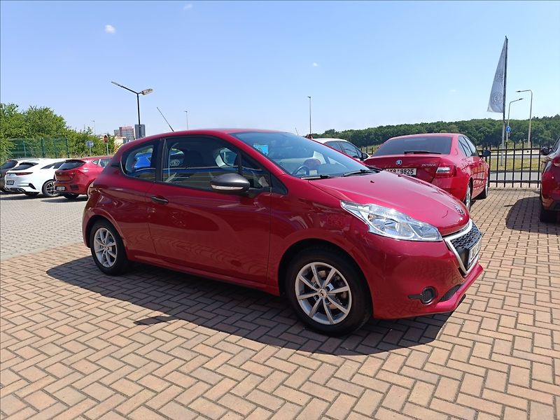 Peugeot 208 1,2 i - fotka 5 z 17
