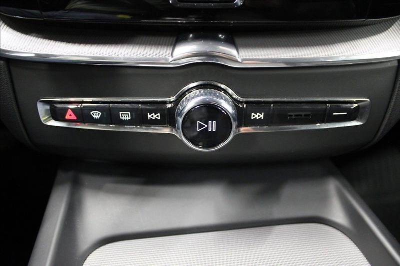 Volvo XC60 2,0 B4 AWD CZ PŮVOD - fotka 24 z 37