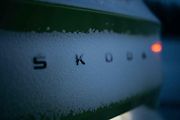 Automobilka Škoda pokořila s plně elektrickým vozem SUV Enyaq RS rekord v nejdelším souvislém driftu na ledě.