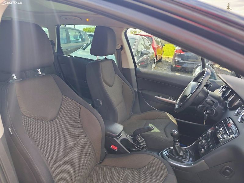 Peugeot 308 (2013) - fotka 23 z 40