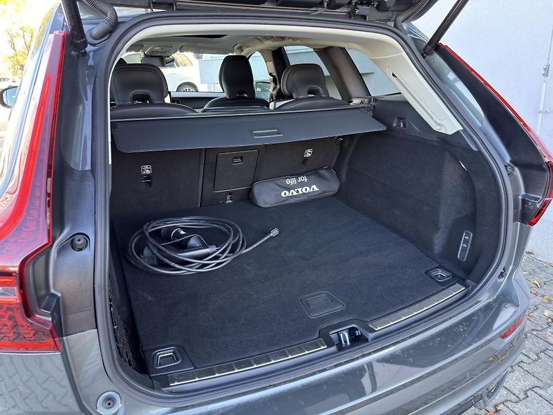 Volvo XC60 T8 AWD ULTRA DARK / B&W VZDUCH - fotka 16 z 57