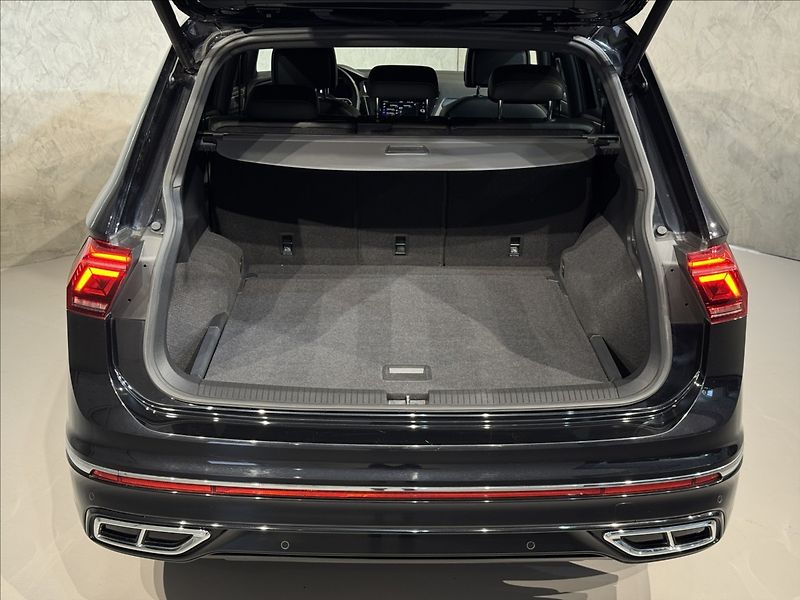 Volkswagen Tiguan Allspace 2,0 TDi  DSG 4x4 R-Line Matrix - fotka 11 z 45
