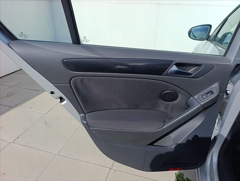 Volkswagen Golf 1,6 TDi Klimatizace Tempomat - fotka 17 z 27