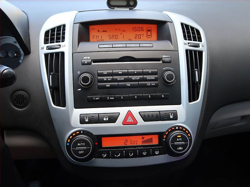 Kia Ceed (2009) 1.6 CVVT, nová STK, udržované - fotka 12 z 16