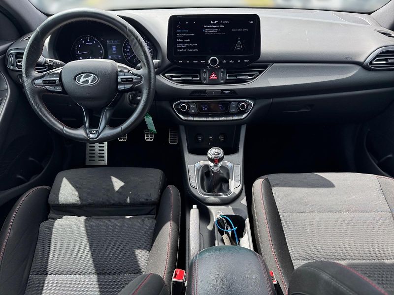 Hyundai i30 (2024) N LINE 1.5T-GDI 118kW CZ DPH - fotka 9 z 11