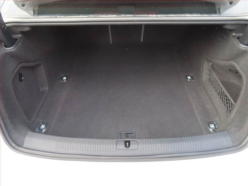 Audi A4 (2018) 2.0 TDI, Automat, Serv.kniha - fotka 14 z 24