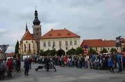 Veteránský závod odstartoval ve Velvarech na náměstí. Cíl byl na náměstí ve Slaném.