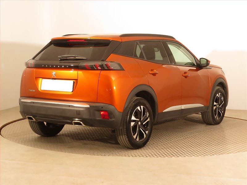 Peugeot 2008 (2022) Allure 1.2 PureTech, Automat - fotka 5 z 17