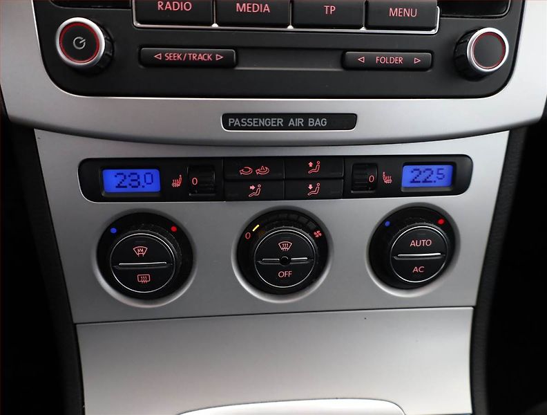 Volkswagen Passat (2009) 2.0 TDI, Automat, po STK - fotka 11 z 16
