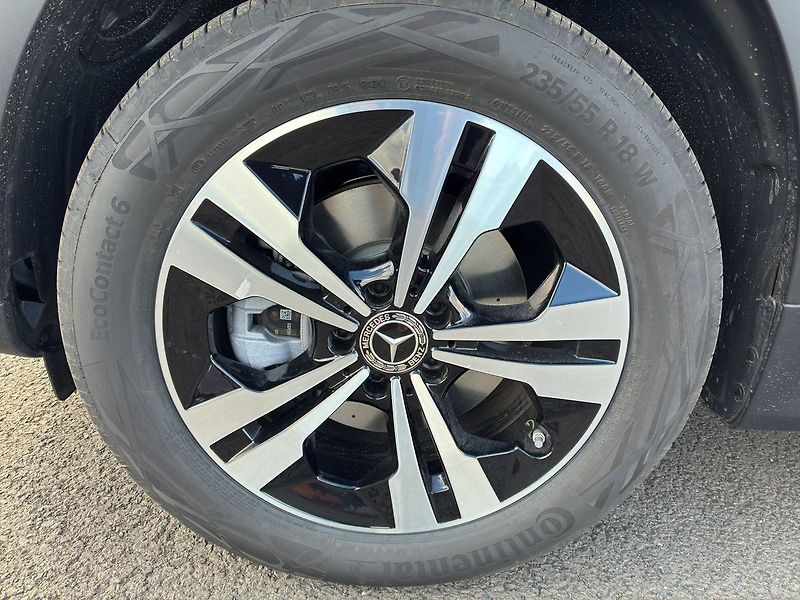 Mercedes-Benz GLB 180 d - fotka 26 z 26