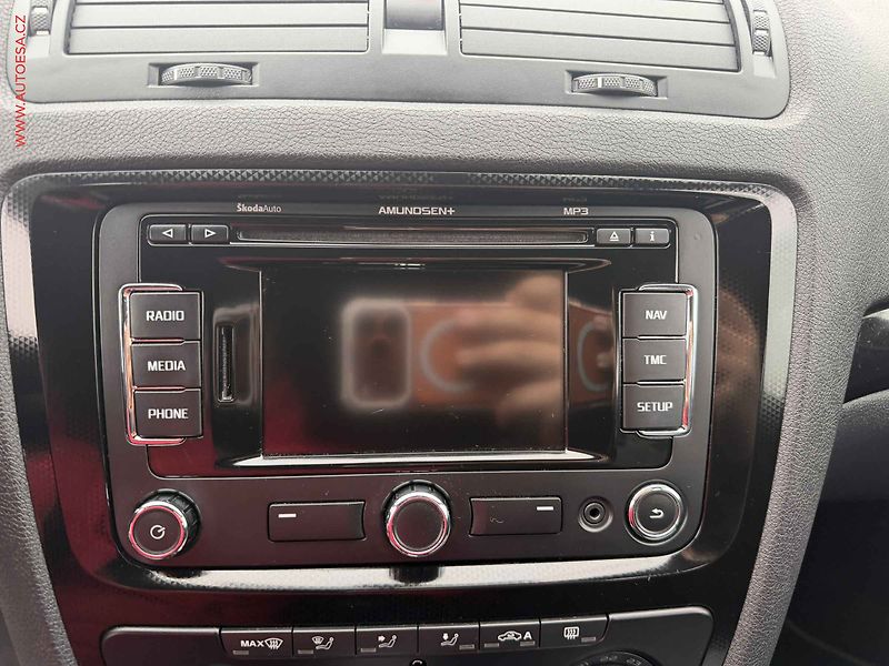 Škoda Octavia (2012) 2.0 TDi, RS, DSG, xenon - fotka 13 z 18