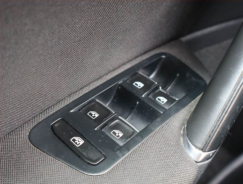 Volkswagen Golf (2017) R-Line 2.0 TDI, Automat, Navi - fotka 16 z 19