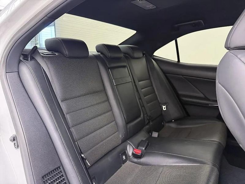 Lexus IS 300h 2.5F SportLine 162kW Ventilace - fotka 12 z 15