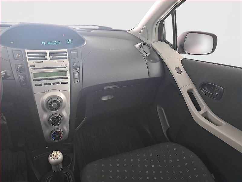 Toyota Yaris (2008) 1.3 - fotka 8 z 15