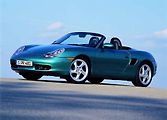 Porsche Boxster je autem, které postavilo legendární značku zpět na nohy. První generaci trochu škodí, že je podobná generaci 911 966, ale to v konečném důsledku nic neznamená. Je to totiž Porsche, které si můžete dovolit.
