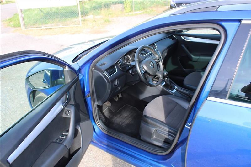 Škoda Octavia 1,6 TDi  4 x 4,ČR,XENONY,TOP - fotka 9 z 30