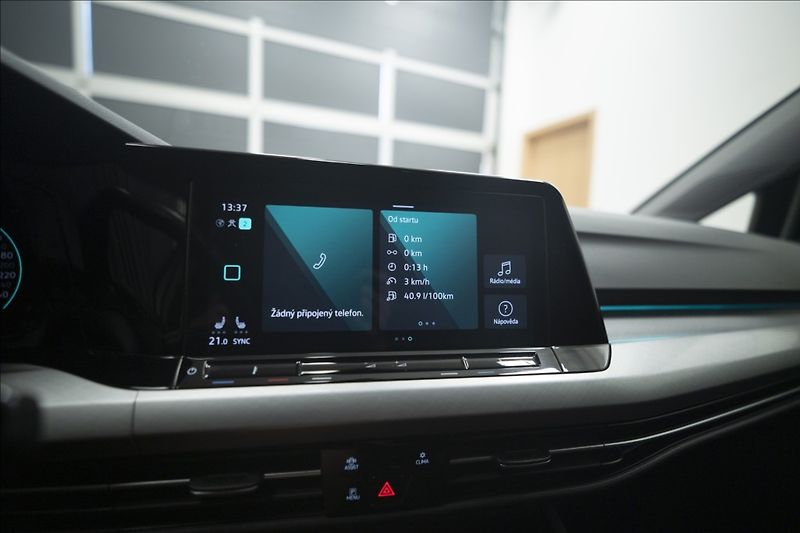 Volkswagen Golf 1,5 eTSI DSG KAMERA VÝHŘEV ČR - fotka 33 z 41