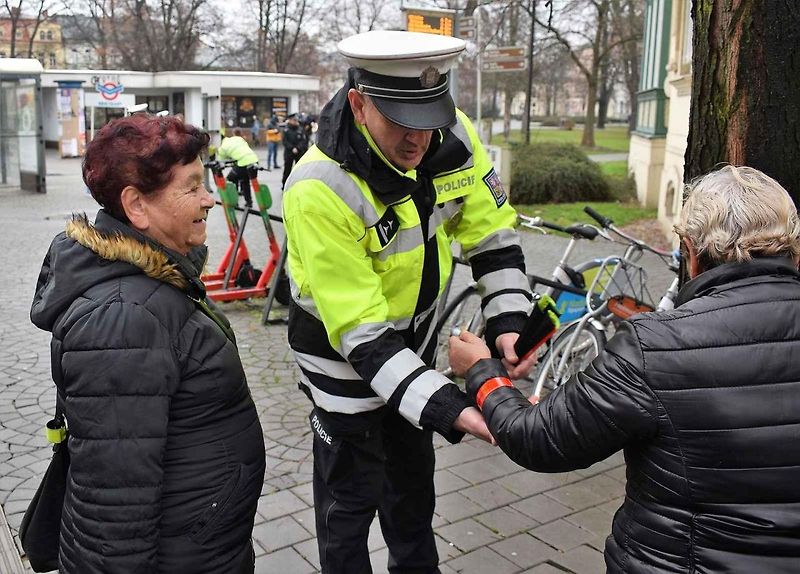 Chodci by měli být opatrní i na parkovištích před obchody. Pro řidiče se často stávají neviditelnými.