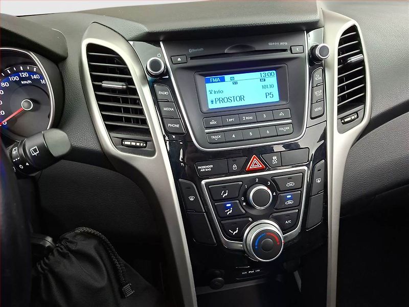 Hyundai i30 (2015) 1.6 MPI, Tempomat - fotka 12 z 17