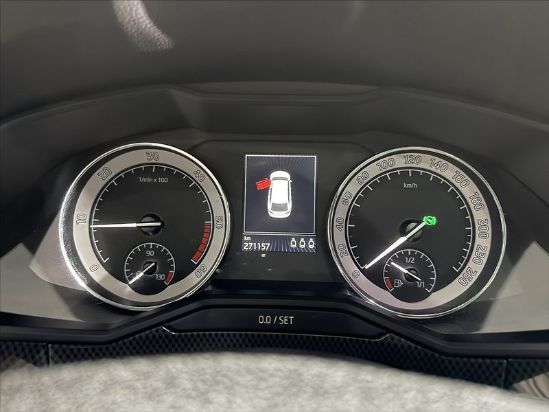 Škoda Superb 2,0   TDI 4x4 DSG SPORTLINE - fotka 13 z 39