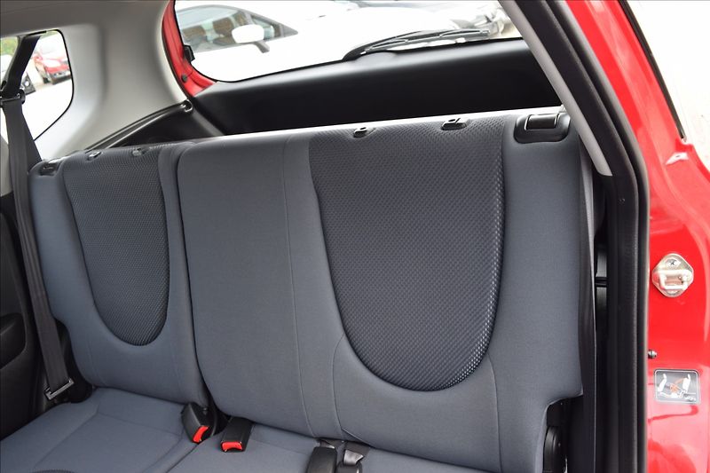 Honda Jazz 1,3 i 57KW NOVÁ STK BEZ KOROZE - fotka 17 z 45