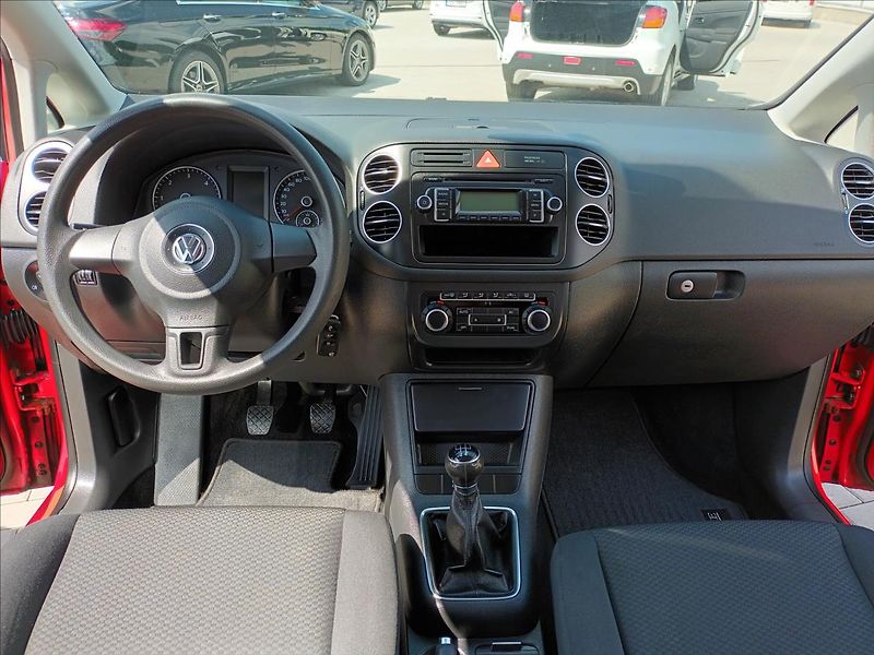 Volkswagen Golf Plus 1,6 TDI,66KW,SERVISKA,TAŽNÉ - fotka 12 z 39