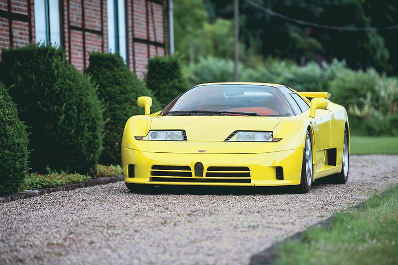 Schumacher si převzetí auta užil se zaměstnanci továrny.