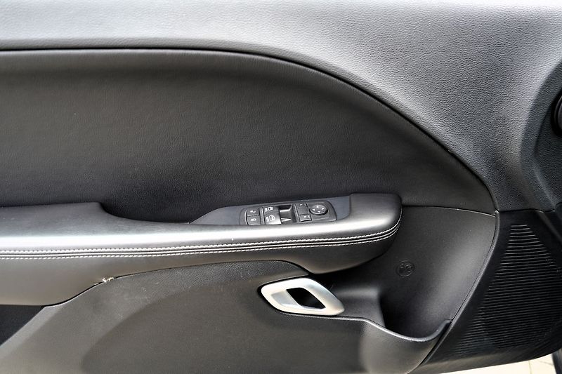 Dodge Challenger 3.6 V6 SXT Plus/kůže/automat - fotka 17 z 35