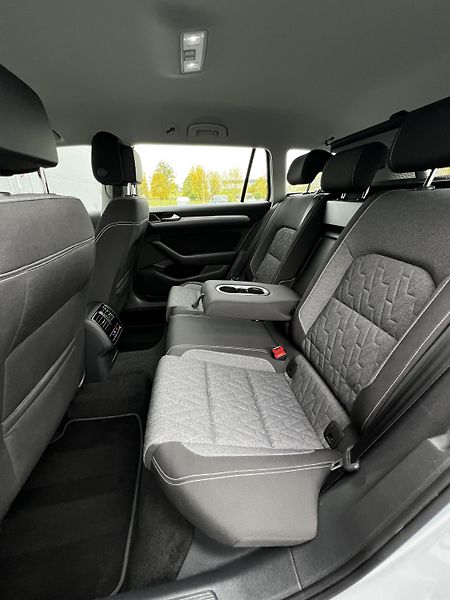 Volkswagen Passat 2.0TDI DSG 110kW 1.Maj DPH TZ - fotka 19 z 23