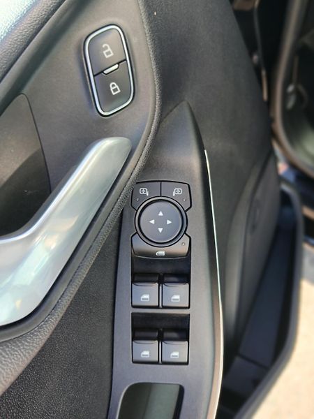 Ford Fiesta (2022) 1,0 EcoBoost Titanium 74 kW 6 - fotka 12 z 20