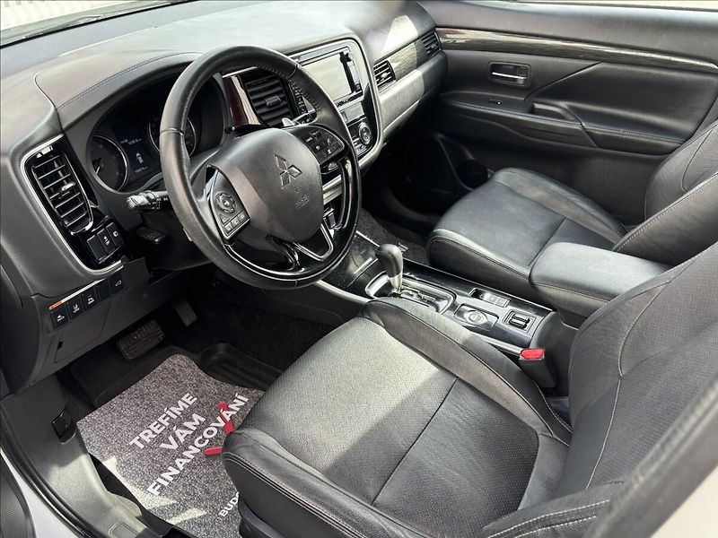 Mitsubishi Outlander 2,3 D Instyle+ 7.míst - fotka 9 z 15