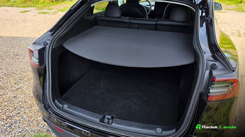 Tesla Model Y (2023) Long Range AWD - fotka 11 z 11