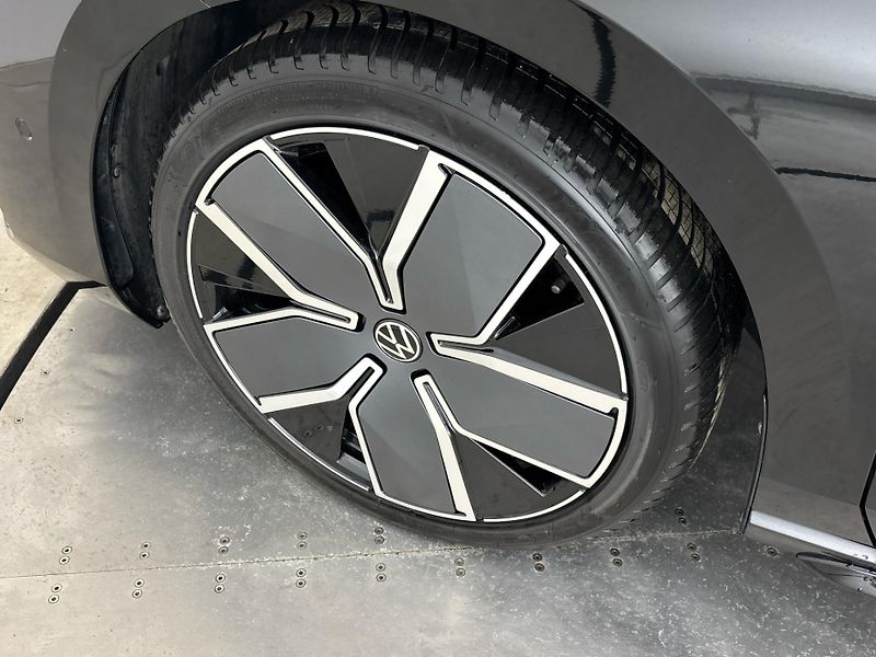 Volkswagen Passat R-Line People DSG - fotka 29 z 31