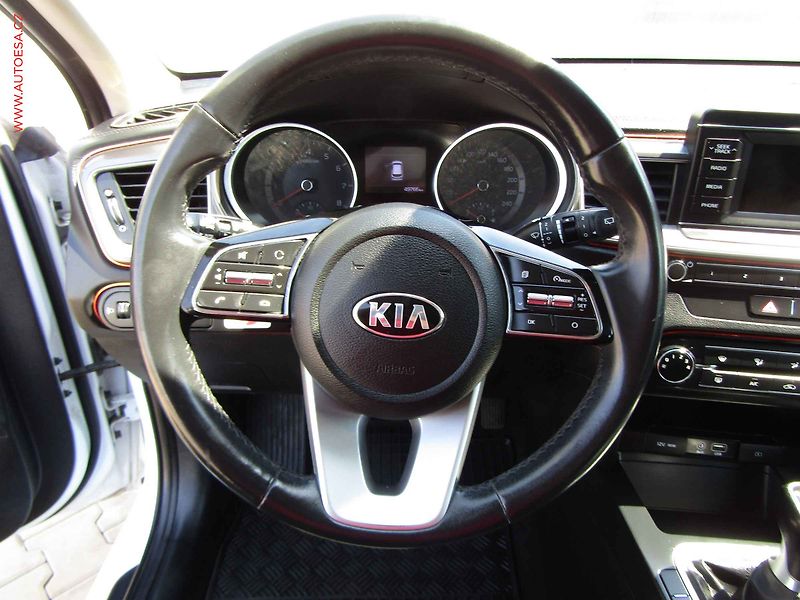 Kia Ceed (2018) 1.4i, ČR, AC, temp, tažné - fotka 18 z 21