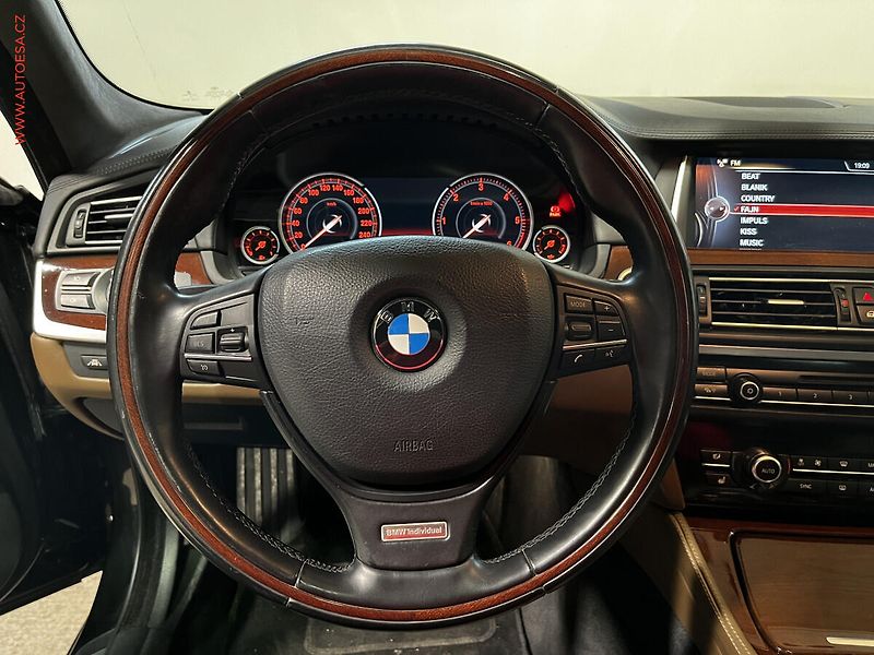 BMW Řada 5 (2015) 3.0D 535d xDrive, AT, navi - fotka 15 z 17
