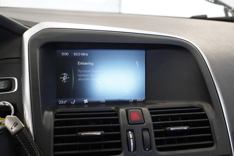 Volvo XC60 D4 AWD MOMENTUM AUT. - fotka 16 z 26