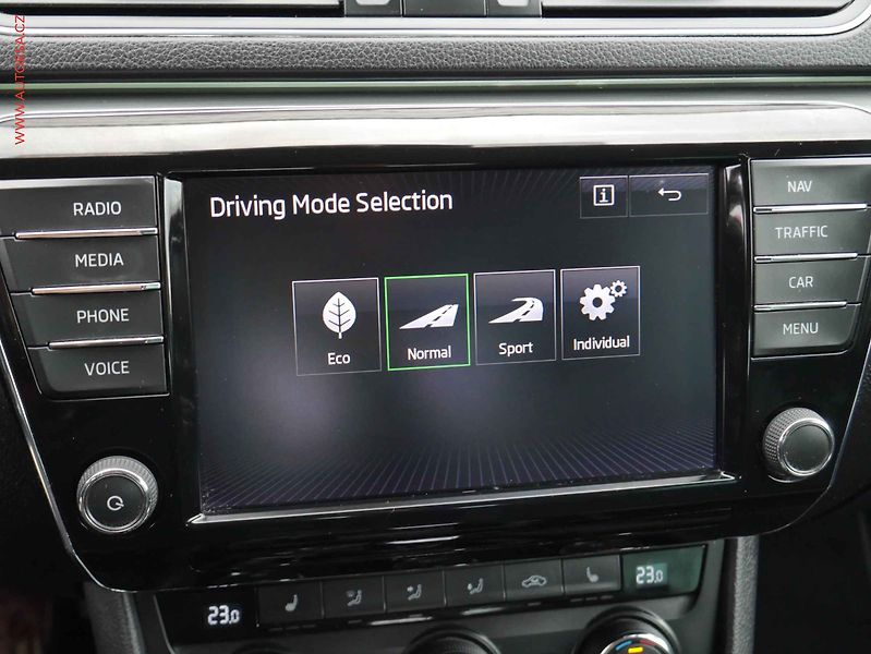 Škoda Superb (2015) 2.0 TDi 4x4, DSG, navi, bixen - fotka 13 z 20