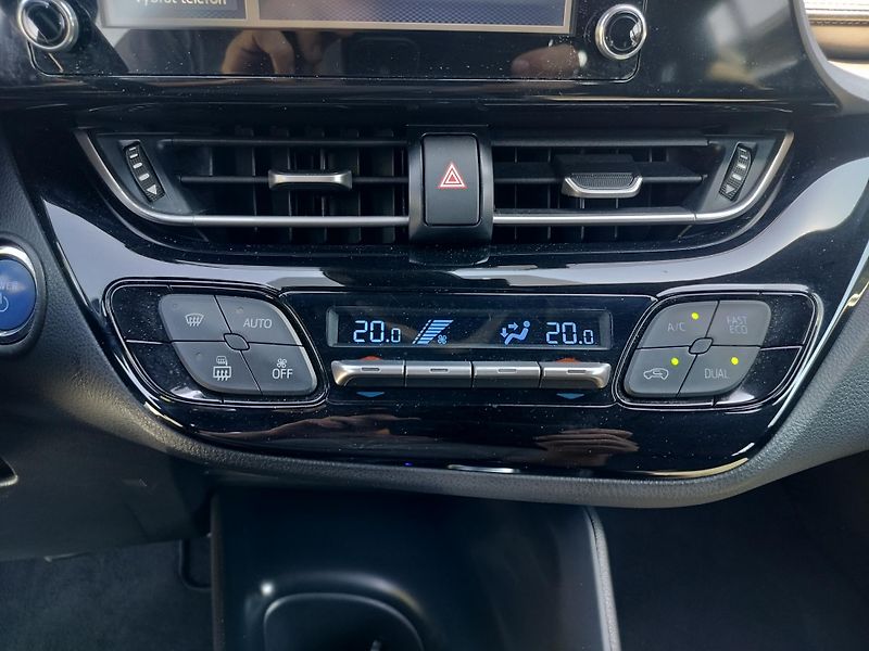 Toyota C-HR 1.8 Hybrid - fotka 17 z 27
